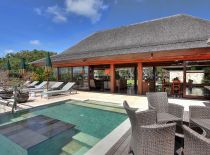 Villa Indah Manis, Sala de estar junto a la piscina